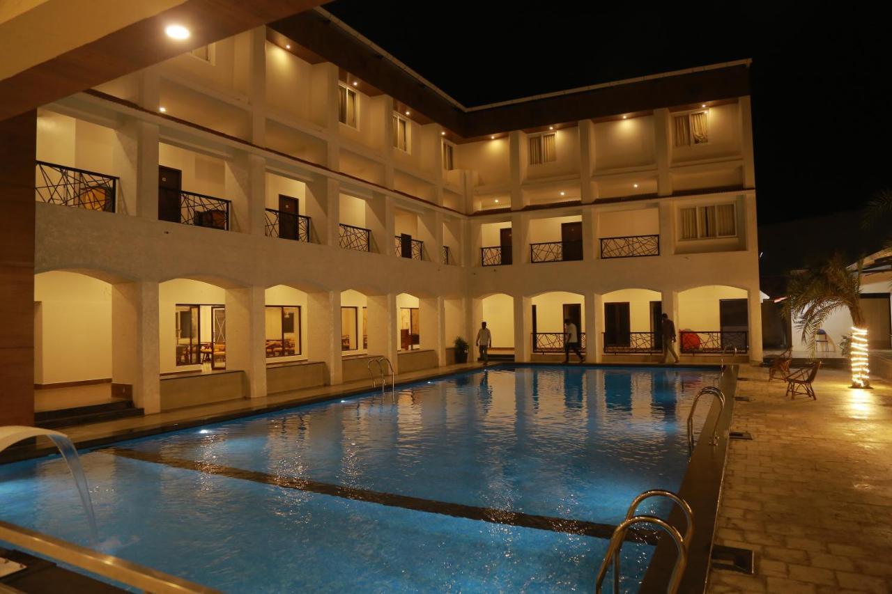 Hotel The Riviera Theni Exteriér fotografie