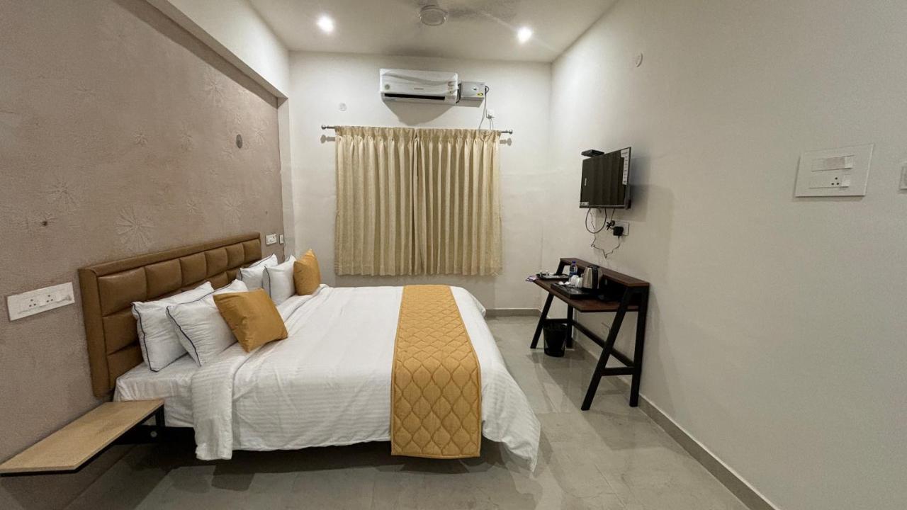 Hotel The Riviera Theni Exteriér fotografie