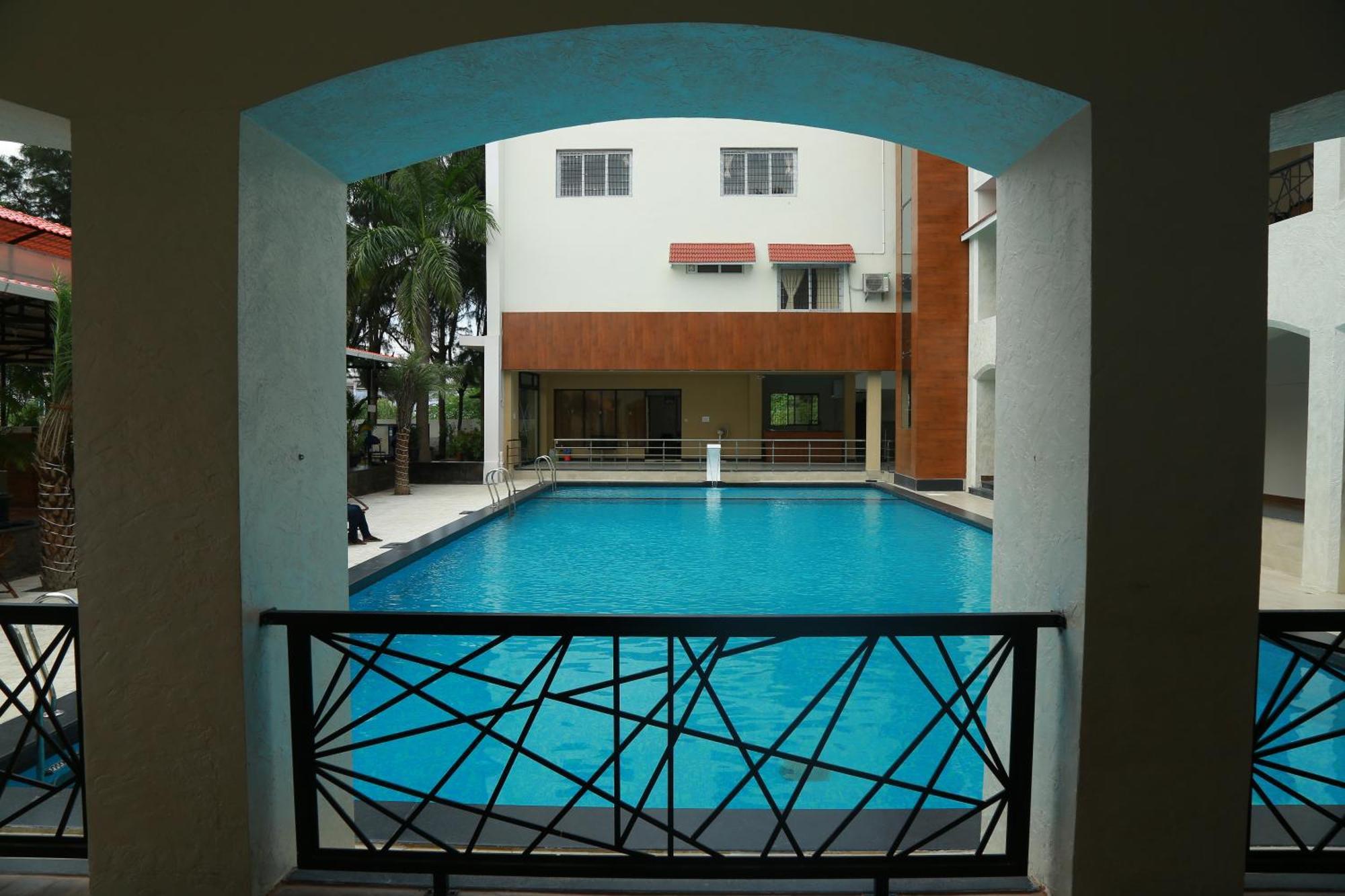 Hotel The Riviera Theni Exteriér fotografie